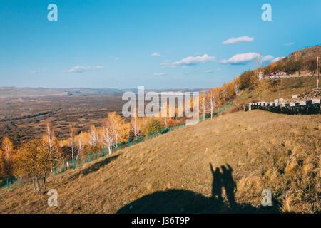 auf einem Berg der Inneren Mongolei Hulun Buir Fluss Genhe Feuchtgebiet im Eergu'Na, im Herbst mit gelben Bäumen und blauen Himmel Stockfoto