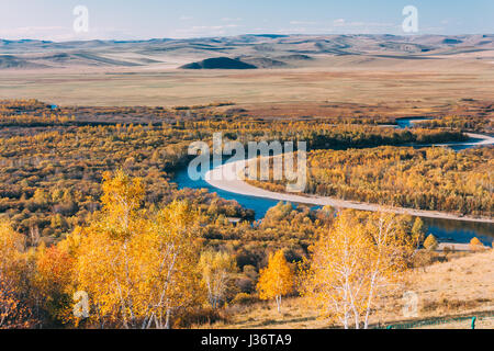 auf einen Berg der Inneren Mongolei Hulun Buir Fluss Genhe Feuchtgebiet in Eergu'Na bekannt als "Asiens erste Feuchtgebiete.", im Herbst mit gelben Bäumen und blauen Himmel Stockfoto