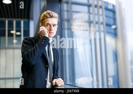 Zuversichtlich Büroangestellter Kunden telefonieren Stockfoto