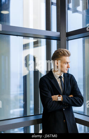 Nachdenklich Büroangestellte mit verschränkten Armen Stockfoto