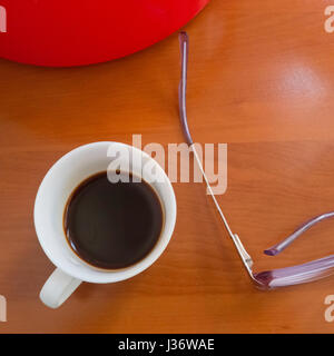 Objekte und eine Tasse Kaffee auf den Tisch. Stockfoto