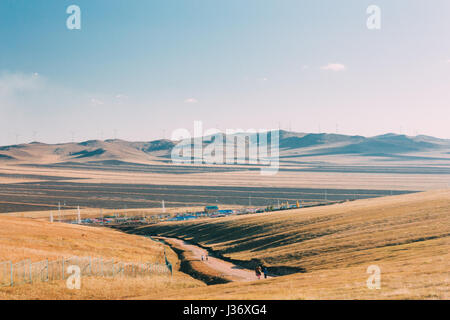 20150924 Inner Mongolei, China, Besucher wandern um Hulun Buir Fluss Genhe Feuchtgebiet im Eergu'Na zu sehen. Windmühle in Grünland Stockfoto