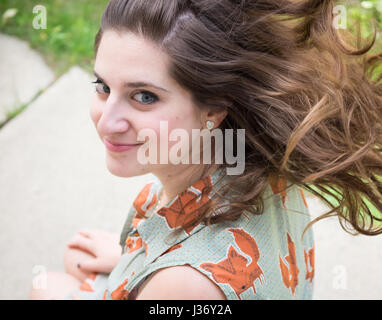 Eine schöne, wunderschöne Brünette Mädchen mit wehenden Haaren. Stockfoto