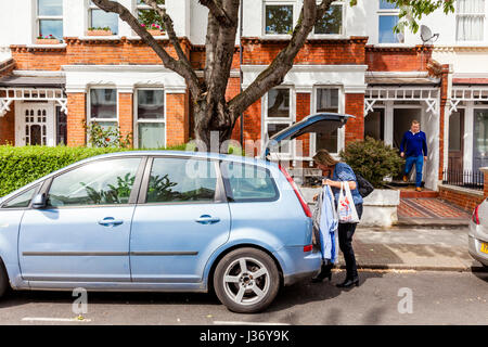 Eine Mutter mit ihrem Sohn nach Hause, London, England Stockfoto
