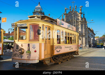 Straßenbahn-Porto-Portugal, Touristen nehmen eine Fahrt mit der Straßenbahn durch das Zentrum von Porto, vorbei an der Igreja Do Carmo auf dem Platz Praca de Gomez Teixeira Stockfoto