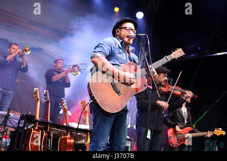 Giessen, Deutschland, 4. September 2016. Gregor Meyle, deutsche Sängerin und Songwriterin mit Band, Konzert im Gießener Kultursommer 2016, Schiffenbergs/Gießen. ---Fotocredit: Christian Lademann Stockfoto