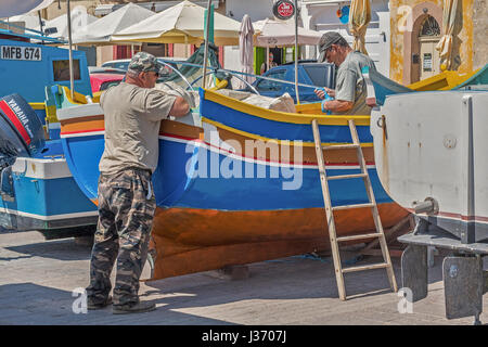 Fischer auf ihrem Boot, Marsaxlokk Dorf, Malta Stockfoto