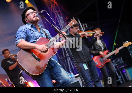 Giessen, Deutschland, 4. September 2016. Gregor Meyle, deutsche Sängerin und Songwriterin mit Band, Konzert im Gießener Kultursommer 2016, Schiffenbergs/Gießen. ---Fotocredit: Christian Lademann Stockfoto