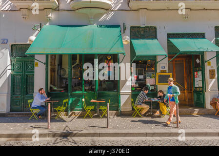 Cafe Portugal, Blick im Sommer von Menschen sitzen an Tischen außerhalb einer Café-Bar in einer ruhigen Straße in der historischen Altstadt von Porto, Portugal. Stockfoto