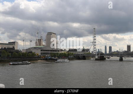 Einen malerischen Blick auf das London Eye und Gebäude am Südufer Stockfoto