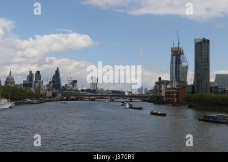 Einen malerischen Blick auf die Themse von Waterloo Bridge an einem schönen sonnigen Tag Stockfoto