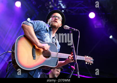 Giessen, Deutschland, 4. September 2016. Gregor Meyle, deutsche Sängerin und Songwriterin mit Band, Konzert im Gießener Kultursommer 2016, Schiffenbergs/Gießen. ---Fotocredit: Christian Lademann Stockfoto