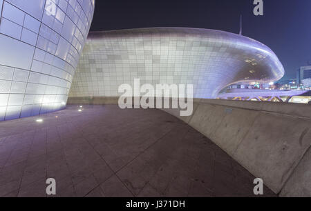 SEOUL, Südkorea - März 29,2015: Dongdaemun Design Plaza in der Nacht, Neubau in Seoul, entworfen von Zaha Hadid. Foto 29. März 2015 Stockfoto