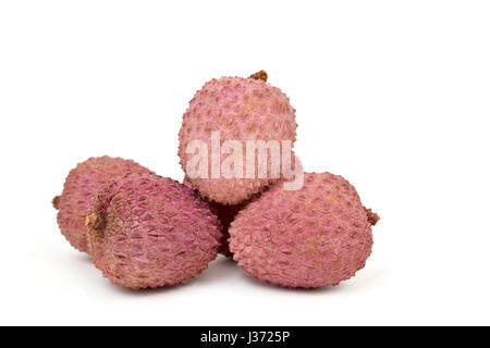 einige Lychee Früchte auf einem weißen Hintergrund Stockfoto
