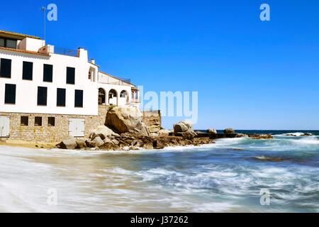 ein Blick auf den Malaspina Strand in Calella de Palafrugell, Costa Brava, Katalonien, Spanien, mit seinen Eigenschaften weißen Häusern Stockfoto