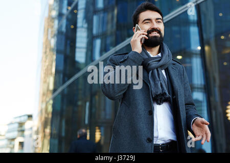 Gespräch mit Geschäftspartner auf Smartphone Stockfoto