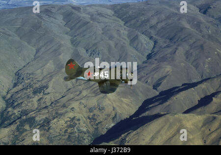 Eine sehr seltene russische Fighterplane aus dem zweiten Weltkrieg, siehe Polikarpow i-16 Rata, fliegen über den südlichen Alpen in Neuseeland Stockfoto