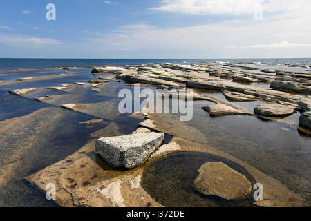 Gislövshammar, kreisförmige Formationen im Fels entlang der Ostsee Küste von Bergbau Mühlsteine für nahe gelegene Getreidemühlen, Österlen, Skane / Scania, Schweden Stockfoto