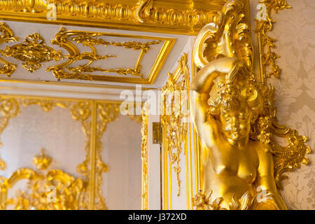 Detail der Dekoration rund um eine Tür im Katharinenpalast, Puschkin, Sankt Petersburg, Russland Stockfoto