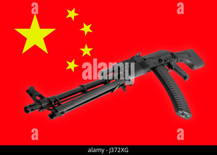 Waffe - eine Nahaufnahme der schwarzen Sturmgewehr, das China der eine Flagge Hintergrund. Stockfoto