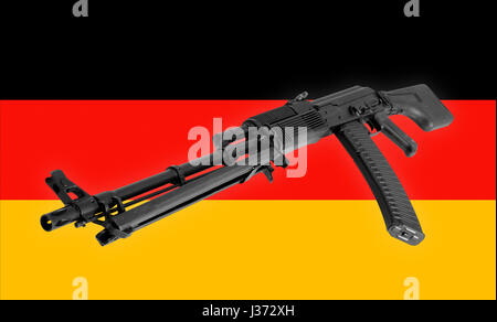 Waffe - eine Nahaufnahme der schwarzen Sturmgewehr in die Deutschland Flagge Hintergrund. Stockfoto