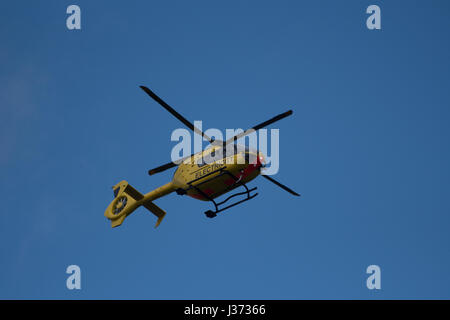 Eurocopter EC135P1 G-WPDD im Einsatz über Devon durch westliche macht Stromkabel überprüfen Stockfoto