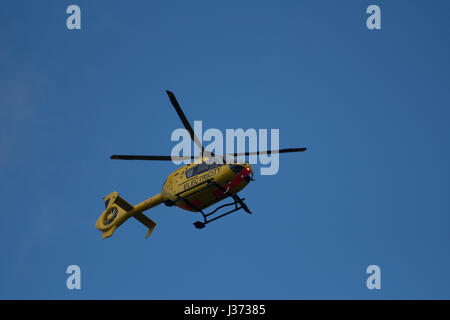 Eurocopter EC135P1 G-WPDD im Einsatz über Devon durch westliche macht Stromkabel überprüfen Stockfoto