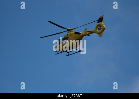 Eurocopter EC135P1 G-WPDD im Einsatz über Devon durch westliche macht Stromkabel überprüfen Stockfoto