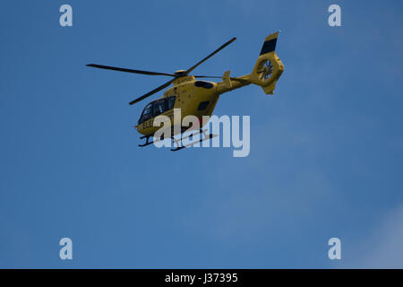 Eurocopter EC135P1 G-WPDD im Einsatz über Devon durch westliche macht Stromkabel überprüfen Stockfoto