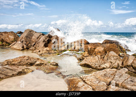 Felsige Ufer am Ponta Das Campanhas am liegenden Strand. Florianopolis, Santa Catarina, Brasilien. Stockfoto