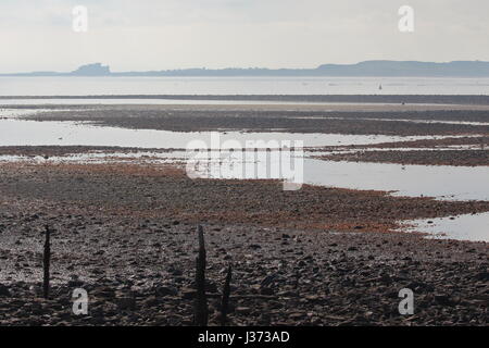 Bamburgh Castle in der Ferne, an der Küste bei Bamburgh, Northumberland, England, von der Heiligen Insel angesehen. Stockfoto