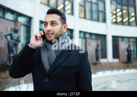 Hübscher orientalischer Mann sprechen per Telefon in Stadt Stockfoto