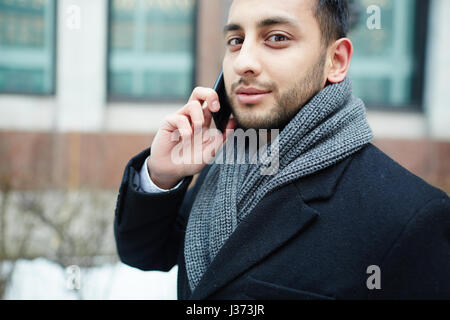 Aus dem Mittleren Osten Jungunternehmer per Telefon sprechen Stockfoto