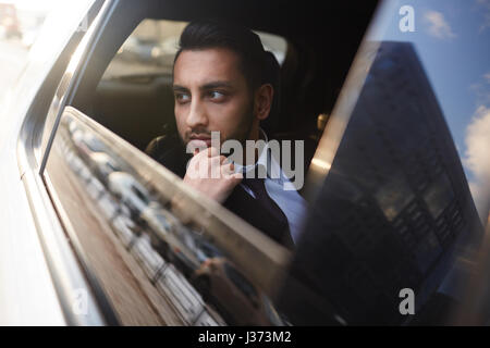 Nachdenklich Geschäftsmann im Auto Stockfoto