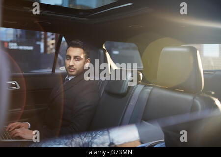 Geschäftsmann in Luxus-Auto Stockfoto