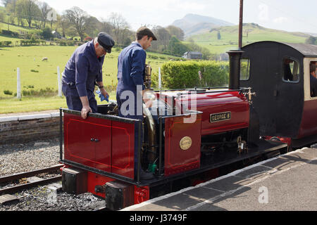 George B die Bala Lake Railway neueste Schmalspur Dampflok 1898 erbaut und hier auf ihrem zweiten Ausflug unter Dampf gesehen Stockfoto