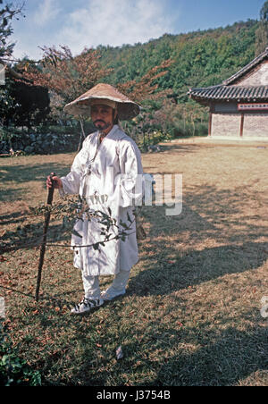 Heiliger Mann auf dem Gelände der Sokkuram-Tempel Teil der Bulguksa Tempel-Komplex, Leiter des Jogye-Ordens des koreanischen Buddhismus, Südkorea, Asien Stockfoto