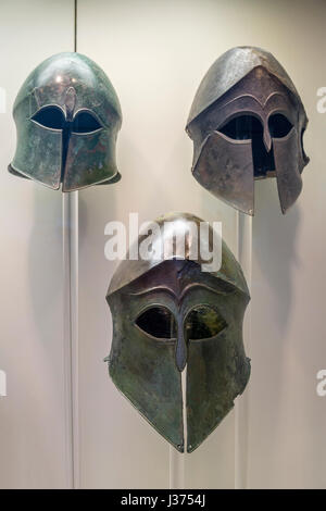 Frühe Klassik, korinthischen Stil, Bronze-Helme in das archäologische Museum, das antike Olympia, Peloponnes, Griechenland. Stockfoto