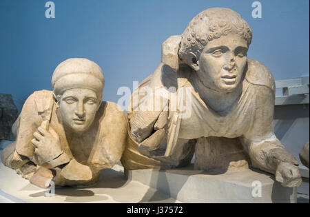 4. Jahrhundert v. Chr. Statuen von einem weiblichen Lapiths, auf dem Westgiebel des Zeustempels. Archäologisches Museum, das antike Olympia, Peloponnes, Griechenland. Stockfoto