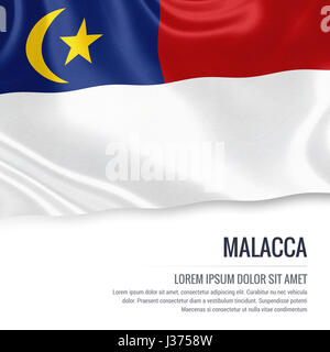 Malacca Flagge. Flagge der malaysischen Bundesstaat Malakka winken auf einem isolierten weißen Hintergrund. Staatliche Name und den Textbereich für Ihre Nachricht. 3D Illustration. Stockfoto