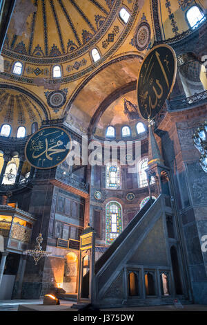 Der Mihrab und Apsis, Aya Sofya mit dem Mosaik der Jungfrau und des Kindes in der Kuppel der Apsis. Sultanahmet, Istanbul, Türkei Stockfoto