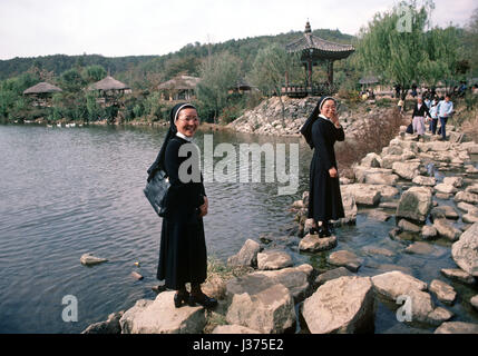 South Korean katholische Nonnen auf Trittsteine im Bulguksa Tempel Komplex, Asien Stockfoto