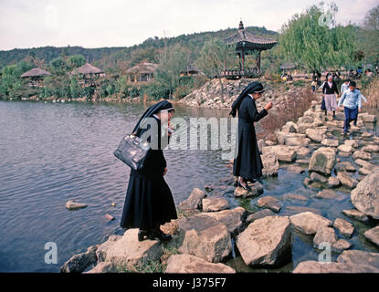 South Korean katholische Nonnen auf Trittsteine im Bulguksa Tempel Komplex, Asien Stockfoto