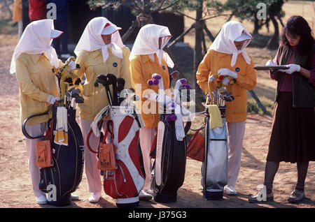 Südkoreanischen Mädchen Golf-Caddies, südkoreanische Golfplatz Asien, 1980er Jahre Stockfoto