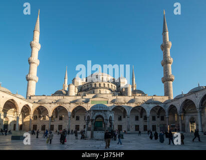 Innenhof des Sultan Ahmet oder blaue Moschee, Sultanahmet, Istanbul, Türkei Stockfoto