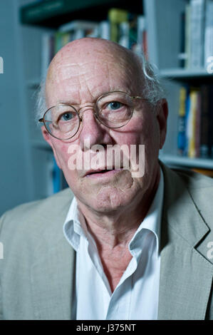 Sir Christopher Ricks, britischer Literaturkritiker und Gelehrter, in der London Review Bücher Buchhandlung, 30.07.2010. Stockfoto