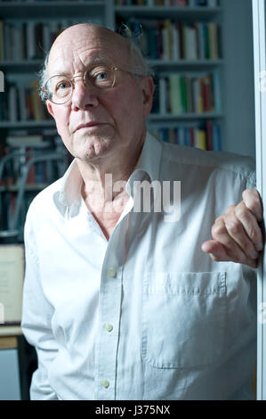 Sir Christopher Ricks, britischer Literaturkritiker und Gelehrter, in der London Review Bücher Buchhandlung, 30.07.2010.  Copyright Nick Cunard/Writer Bilder wenden Sie sich an unter + 44 (0) 20 822 41564 info@writerpictures.com www.writerpictures.com Stockfoto