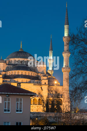 Die beleuchteten Kuppeln und Minarette der Sultan Ahmet oder blaue Moschee, Sultanahmet, Istanbul, Türkei Stockfoto