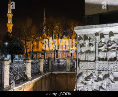 Die Basis, um die ägyptischen Obelisk zum Gedenken an die Übernahme von Theodosius 1.. mit dem Sultan Ahmet oder blaue Moschee im Hintergrund. Hippodrom, Stockfoto