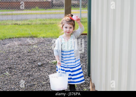 Ostereiersuche im Freien in Oregon Stockfoto